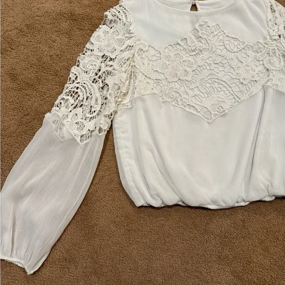 Alice + Olivia | Jenelle Long-Sleeve Lace-Trim Plisse Blouse - Picture 4 of 5